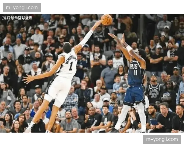 镜头聚焦:文班亚马连续三回合封盖后快攻命中,攻防效率瞬间拉满