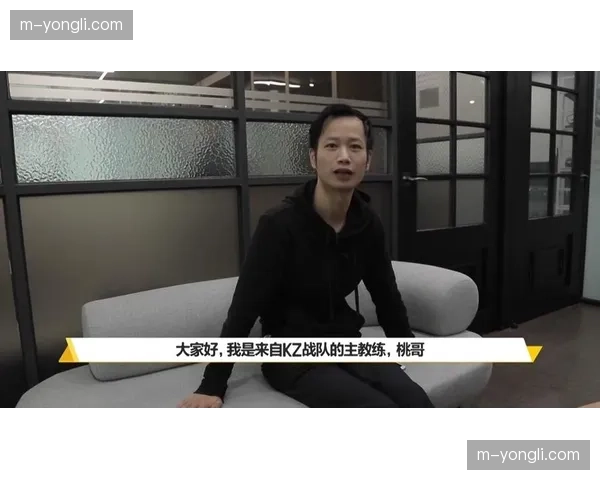 通讯:记者体验“教练视角”观赛模式,通过平板实时查看球队传递的简化版战术图 通讯:记者体验“教练视角”观赛模式,通过平板实时查看球队传递的简化版战术图